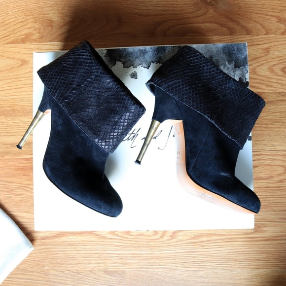 Size 6.5 Elizabeth & James Black Cuff Booties - Picture 2 of 8